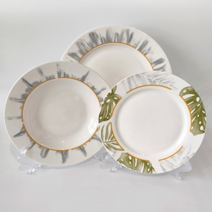 Assiettes à dîner en céramique à motif de feuilles tropicales très vendues - Vaisselle botanique moderne avec bordure dorée pour la maison et le <span class=keywords><strong>caf</strong></span>é - Product Image 2