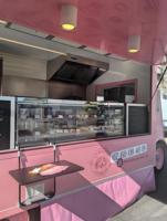 Maßgefertigter Rosa Retro-Verkaufswagen mit Frischobst-Törtchenständer, Erdbeer-Milchshake-Theke für Blumengarten