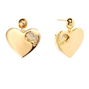 Joyería de moda Milskye, pendientes de tuerca de circón con gota de corazón rasgado de latón de oro de 18 quilates - Product Image 1