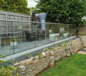 Rampe en verre à canal en U pour terrasse <span class=keywords><strong>de</strong></span> <span class=keywords><strong>jardin</strong></span> extérieure <span class=keywords><strong>Balustrade</strong></span> en aluminium avec serrage <span class=keywords><strong>de</strong></span> profil <span class=keywords><strong>de</strong></span> panneau <span class=keywords><strong>de</strong></span> verre sans cadre pour une utilisation sur balcon - Product Image 1