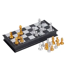 Vendita calda Moq basso Set di plastica di piccole dimensioni scacchiera magnetica placcata in oro placcato argento