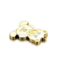 Yiwu Aceon Acier Inoxydable Mignon Animal Marque Logo Charme Mini Ours Estampillé Pierre Yeux Arc Noeud Logo Texte Date Bijoux Charme