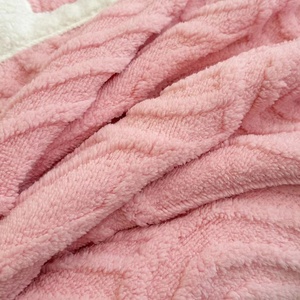 Couverture en flanelle corail personnalisée Double couche <span class=keywords><strong>polaire</strong></span> d'agneau d'hiver solide rouge épaissi techniques tricotées pour un usage domestique - Product Image 3