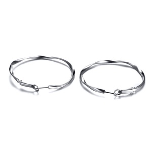 Boucles d'oreilles tendance de qualité supérieure pour femmes, grandes boucles d'oreilles torsadées rondes en acier inoxydable, argentées et dorées - Product Image 5