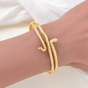 Bracelet élégant à fermoir sécurisé, motif serpent vif, bande intérieure lisse, léger, design unisexe, or 18 carats, bracelets de mode. - Product Image 2