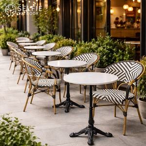 Conjunto de Comedor Moderno de Ratán para Exteriores con Cojines Impermeables para Uso en Hoteles y Patios, Mesa de Comedor Redonda con Estructura de Aluminio y Sillas - Product Image 1