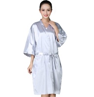 Cape de coiffure personnalisée à faible MOQ, gris argenté, type robe kimono en soie, avec poche, pour clients de salons de beauté et de spa