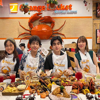 Bavoirs en plastique PE imprimés personnalisés Design de mode pour adultes pour restaurant fête nourriture mangeant homard crabe style jetable