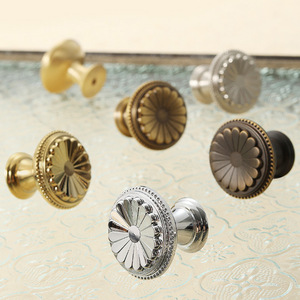 Poignée vintage à trou unique en laiton massif pour tiroir et porte de luxe classiques - Product Image 3