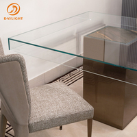 Table de salle à manger en verre de luxe de designer italien, table moderne pour hôtel, cadre rustique doré, plateau en verre noir