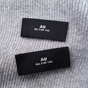 Étiquette de col en coton noir mat écologique avec logo personnalisé, pliée sur les extrémités, lavable, sérigraphiée, étiquette de nom organique pour vêtement - Product Image 1