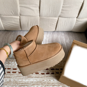 Chaussures en cuir et laine de haute qualité OEM, à semelle épaisse, plateforme haute, bottes de neige pour femmes, chaussures décontractées confortables pour l'hiver - Product Image 1