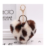 Porte-clés à pompon en forme de cœur avec boule de fourrure et pendentif en peluche