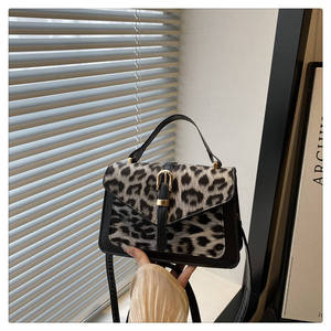 Nuevo bolso de piel sintética con estampado de leopardo, moderno y elegante, con correa de cuero y bolso de hombro con solapa. - Product Image 4