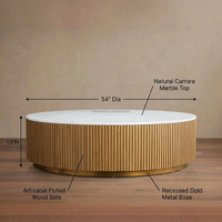 Table basse ronde surdimensionnée de prestige en marbre, base en chêne cannelé, plateau en pierre de Carrare, bureau central de luxe pour villa avec socle doré