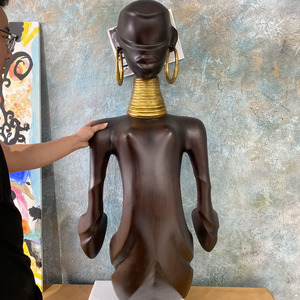 Estatua de Madera de Tamaño Real de una Belleza Africana, Estilo Moderno de Mediados de Siglo - Product Image 2