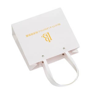 Sacs fourre-tout personnalisés de haute qualité et à faible coût pour salons de beauté sacs en papier cosmétiques imprimés personnalisés de couleur blanche du Vietnam - Product Image 1