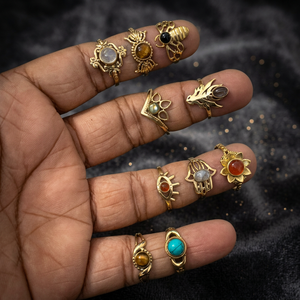 Mini-bague en laiton avec sertissage clos, ornée de petites pierres précieuses naturelles mélangées, idéale pour fiançailles, mariage ou fête, pour femme, fabriquée en Inde - Product Image 1