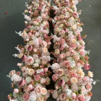 T-FR018 Vente en gros d'usine, chemin de table de luxe en roses blanches artificielles, chemin de fleurs pour allée de mariage, décoration de table à manger