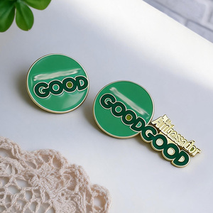 Fournisseur en gros de badges nominatifs à clip en émail souple doré brillant avec logo de marque et de société - Product Image 2