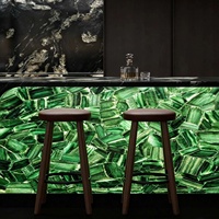 Îlot de cuisine personnalisé en tourmaline verte rétroéclairée avec évier, comptoir de bar en pierre translucide à LED lumineuse pour villa et hôtel