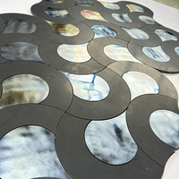Mosaïque de lanterne en marbre noir Marquina découpé au jet d'eau et verre irisé de luxe pour restaurant indien