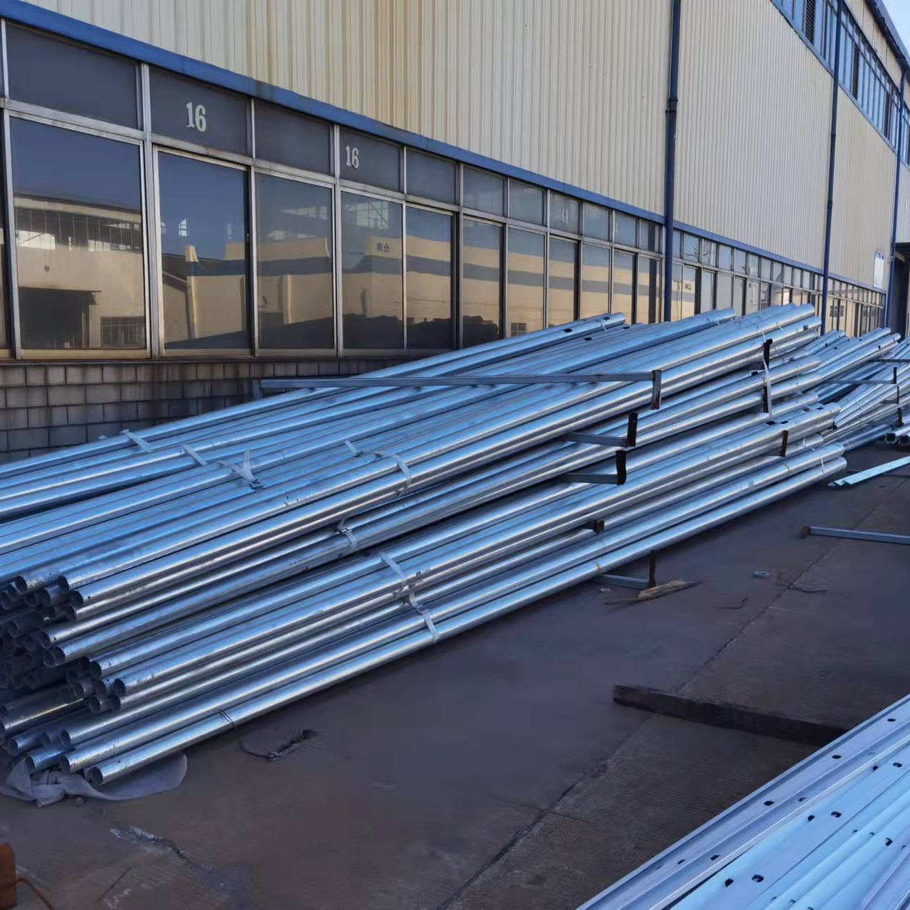 6,8 м Q235 стальной уличный фонарь Полюс горячего цинкования готов к отправке