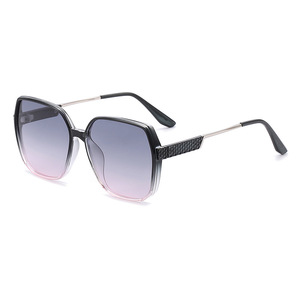 Gafas de Sol Polarizadas Retro Tr de Año Nuevo para Mujer, Moda Europea, UV400, Montura Negra, Lentes TAC, Protección Solar, Viajes - Product Image 1