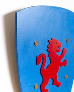 Escudo de madera hecho en España decorativo único hecho a mano de buena calidad Kamelot L azul para niños - Product Image 4