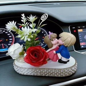 Graziosa Bambola di Coppia per Cruscotto Auto, Ornamento con Base in Strass, Fiore di Rosa Artificiale, Decorazione Romantica per Interni Auto, Regalo di Nozze - Product Image 3