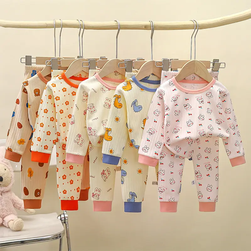 子供の秋の新しい純粋な綿の長袖のパジャマ、女の子の暖かい家庭服セットの卸売