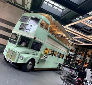Un coche comedor adecuado para el mercado alemán con una gran ventana de servicio, que brinda un servicio eficiente durante la Navidad - Product Image 5