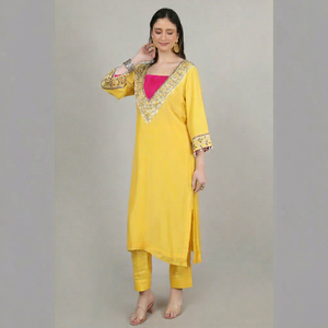 Elegante conjunto de kurta y pantalón para mujer, estilo diseñador, en colores amarillo y rosa, con adornos de cuentas y lentejuelas. - Product Image 1
