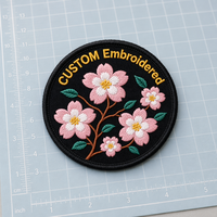 Kain Bordir Huruf Inggris 3D Chenille Ramah Lingkungan dengan Motif Bunga Sakura dan Pinggiran Merrow Hitam Emas, Dapat Disetrika