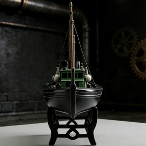 Modellino in Resina di Rimorchiatore Industriale Vintage con Supporto per Arredamento Steampunk e Collezioni Marittime - Product Image 4