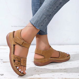 Sandales compensées à talon haut pour femme, à semelle épaisse, bout ouvert et motif ajouré rond, respirantes, style été - Product Image 2