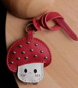 Breloque en cuir véritable en forme de champignon mignon : accessoire en cuir créatif pour mettre en valeur les détails charmants des sacs et des clés - Product Image 4