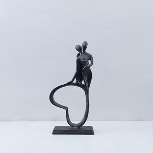 伊芙琳金属浪漫铸铁情侣桌面抽象彩绘雕像爱情主题情侣雕塑心形装饰摆件 - Product Image 1