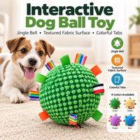Jouet interactif pour chien avec clochette, surface texturée et languettes en tissu colorées