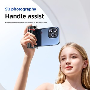 Mini trépied portable F07 avec télécommande pour photographie mobile - Perche à selfie à quatre pieds avec bouton de zoom - Product Image 2