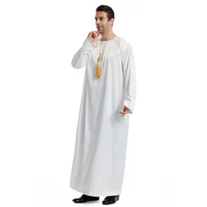 Großhandel Kaftan Thobes für muslimische Männer Elegante bestickte Herren Omani Thoube/Jubba/ Robe mit passender Quaste bei