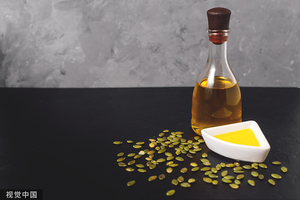 Olio di Semi di Zucca Puro di Grado Alimentare a Marchio Privato, Olio Vegetale Commestibile in Bottiglia, Fornitura di Integratori Alimentari - Product Image 2