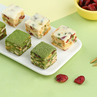 Verse Sneeuwvlokken Knapperige Zoete Nougat Fruit Bulk Verpakte Snacks 1kg Fruitige Aardbeiensmaak Blokvormig