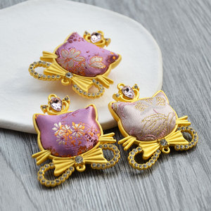 Llavero de aleación con colgante de gato estilo brocado chino, con cristales sintéticos morados y rosas, mosquetón portátil - Product Image 2