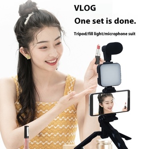 Set Essenziale per Streaming <span class=keywords><strong>Live</strong></span> e Fotografia: Mini Luce di Riempimento con Microfono e Asta Selfie Regolabile, CRI 95, 6500K Luce Bianca Fredda - Product Image 4