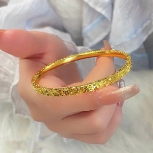สินค้าไลฟ์สด: กำไลข้อมือแบบเปิดสามด้านสำหรับผู้หญิง พร้อมประกายสีทองและพื้นผิวสีทองวิบวับแบบเย็นตา - Product Image 2