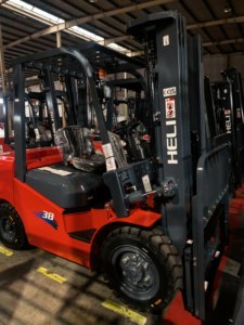 รถยกดีเซล Heli CPCD 3.8 ตัน ปรับแต่งความสูงในการยกได้ ยางตัน โครงสร้างเสากระโดง 2/3 ตอน แบบฟรีฟอร์ม พร้อมระบบถ่วงน้ำหนัก - Product Image 3