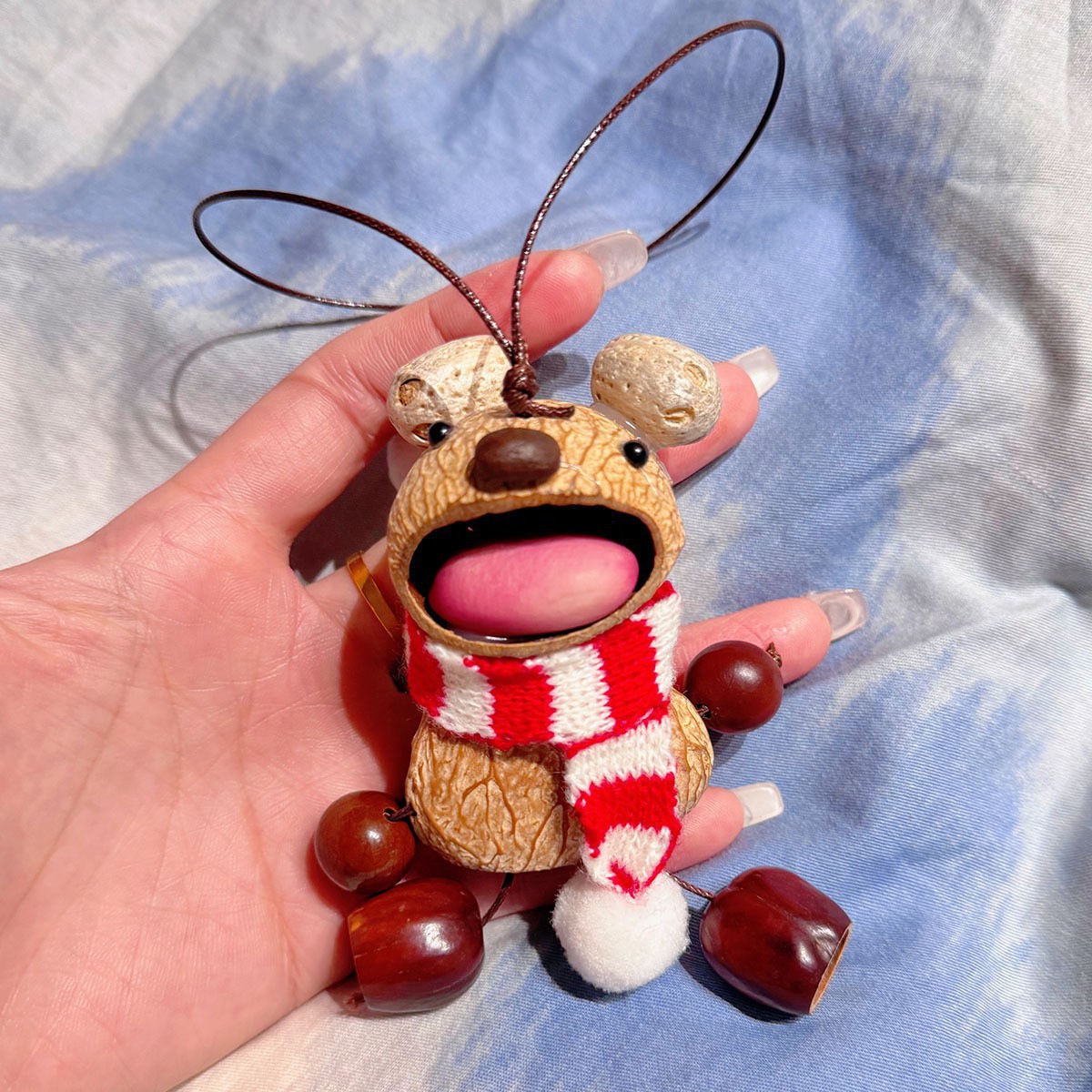 Ours en peluche avec écharpe rouge et blanche.