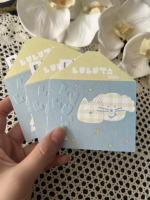 Étiquettes suspendues personnalisées découpées sur mesure avec impression couleur et logo en relief sur carton blanc premium pour marques de vêtements