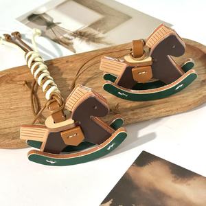 Llavero de lujo al por mayor de cuero PU con diseño de caballo balancín, accesorios hechos a mano, pequeño caballo, colgante de moda duradero para bolso de mujer - Product Image 2